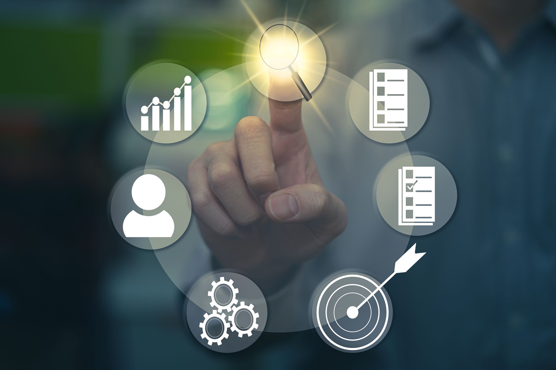 ビジネスマン指はターゲットダーツの目的のオプションボタンアモウングレーグラフチャートを選択し、目標の成功戦略は、マーケティング競争と素晴らしいパフォーマンスで使用技術によ�