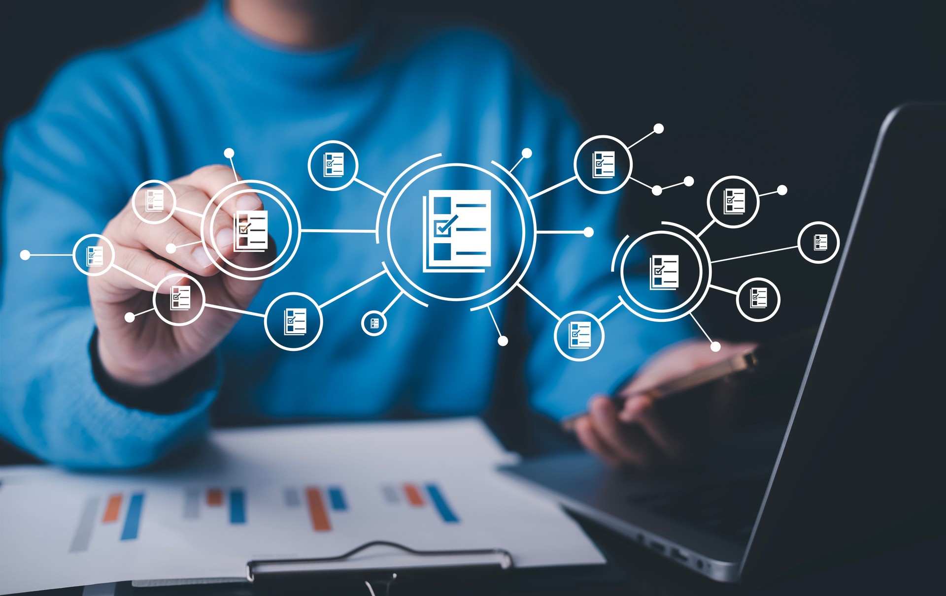 仮想画面を持つラップトップで作業するビジネスマン。オンラインドキュメントデータベース、ラップトップを備えた仮想ドキュメント管理システムをセットアップしているITコンサルタン�