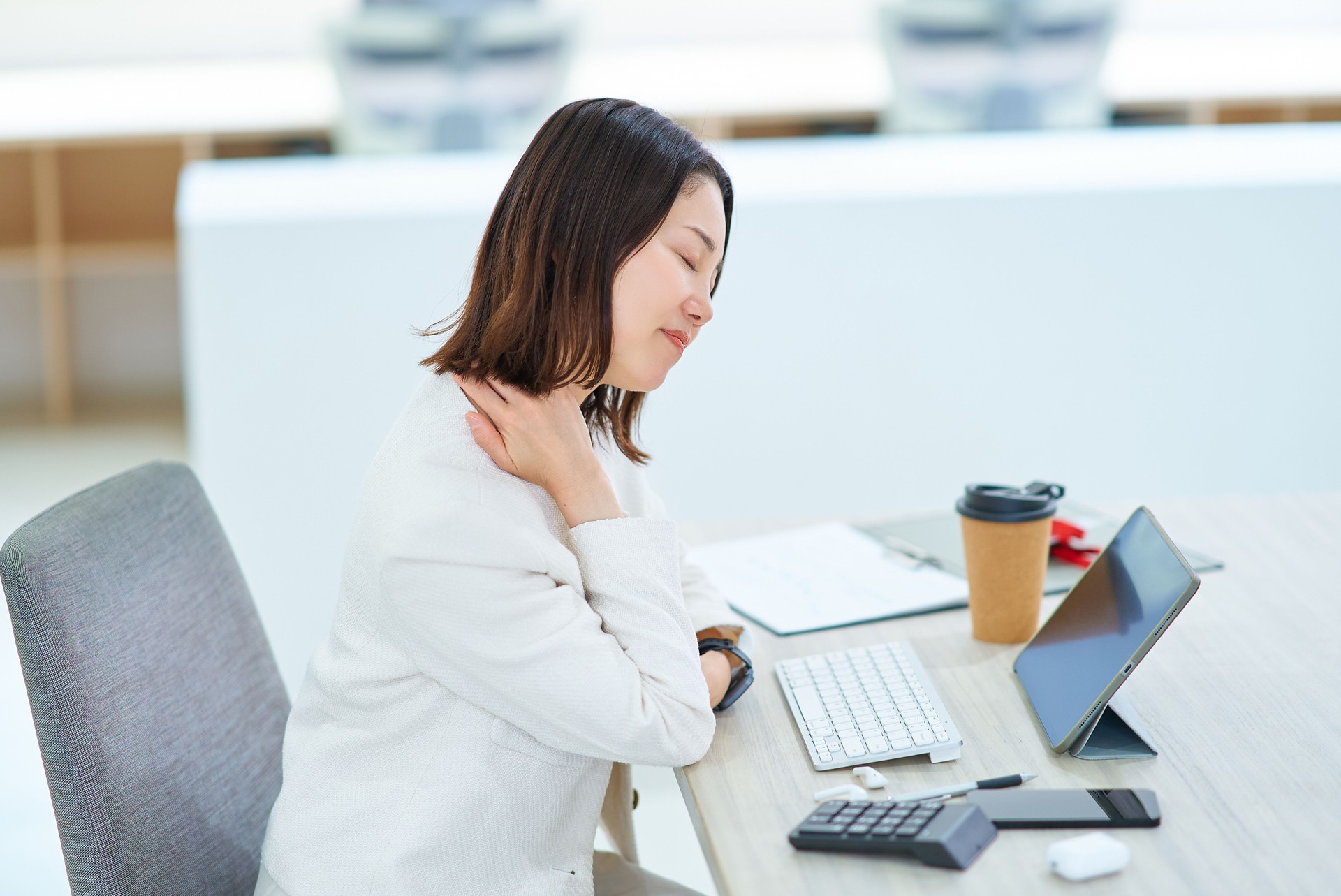 女性　パソコン　苦労